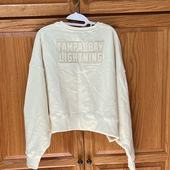 NHL Tampa Bay Lightning Cream Women's Cropped Sweatshirt, EUC, Size L - Picture 2 of 6